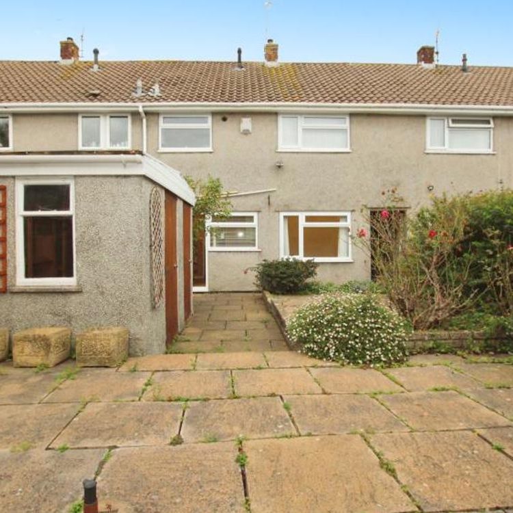 A well-presented and spacious three-bedroom family home is situated on the popular Bindon Drive in Brentry. - Photo 1