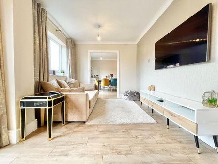 4 bedroom detached house to rent - Photo 3