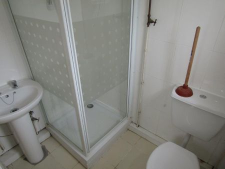 4 bedroom end of terrace house to rent - Photo 2
