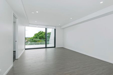 Luxuriously Appointed Three Bedroom Apartment - Photo 2