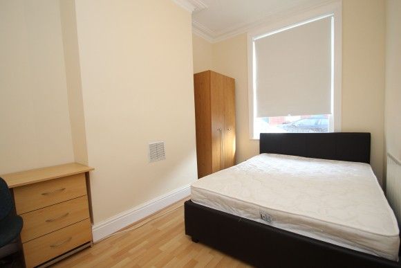 4 Bed - Carberry Terrace, Hyde Park, Leeds - Photo 1