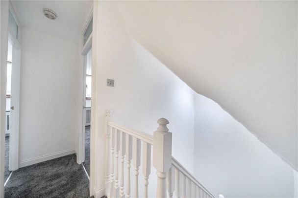 Roundhouse Court, Lymington, Hampshire, SO41 flat to rent - Photo 1