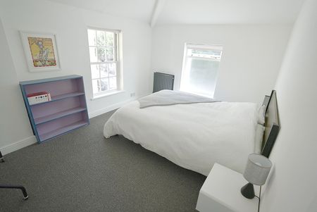 3 Bed Semi-Detached House, Burnt Ash Hill, SE12 - Photo 2