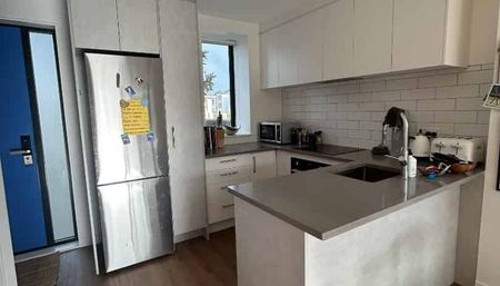 Award-Winning New Townhouse -3 bedroom 2 bathroom - Photo 3