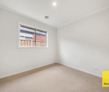 Stylish Living in the Perfect Spot! - Photo 5