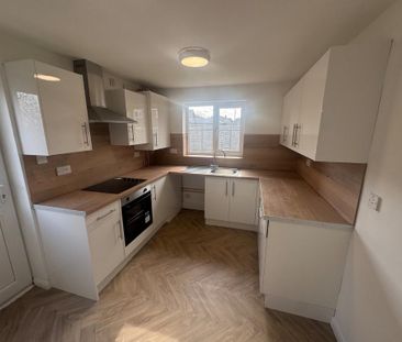 4 bedroom semi-detached house to rent - Photo 5