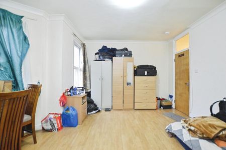 2 bedroom Flat To Let - Photo 3