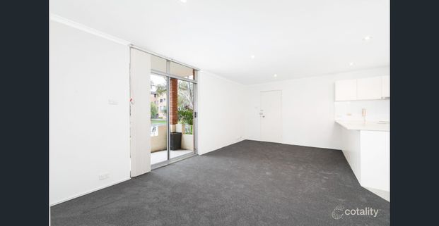 Prime Cronulla Location: Light-Filled Apartment with Lock-Up Garage - Photo 1