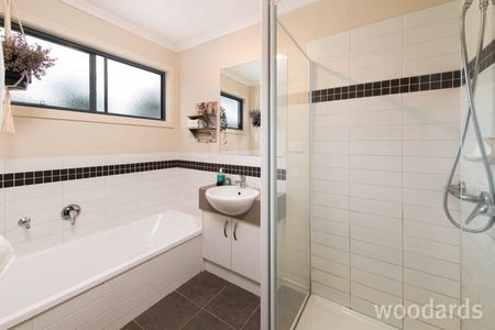 2 Bedroom unit walking distance to shop - Photo 2