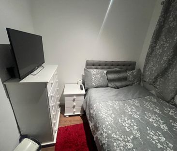 Room in a Shared House, Holland Park Avenue, IG3 - Photo 4