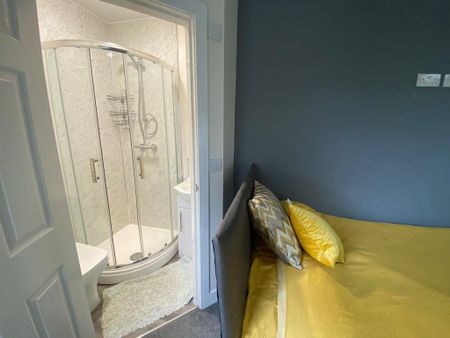 1 bedroom in a house share to rent - Photo 3