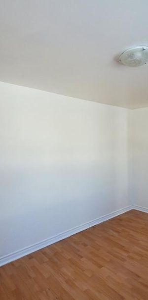 Renting two apartments in Brossard rue Anthony 5540 ( monthly rent per apartment) - Photo 1