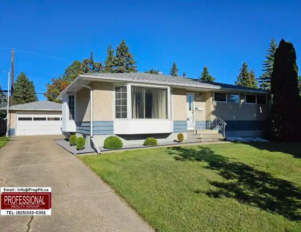 Charming and Spacious Family Home in Mature Neighborhood - Tons of Light & Comfort! | 7712 143A Street Northwest, Edmonton - Photo 1