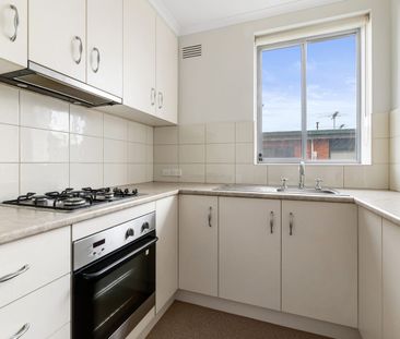 Modern Updated Apartment in a Prime Essendon Location - Photo 5