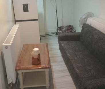 1 bedroom in a house share to rent - Photo 5