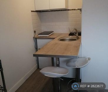 1 bedroom in a house share to rent - Photo 2