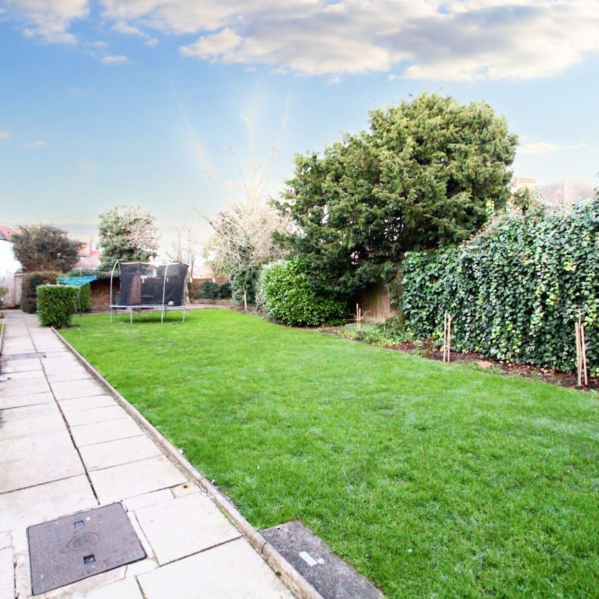 Green Lane, Edgware, HA8 - Photo 1