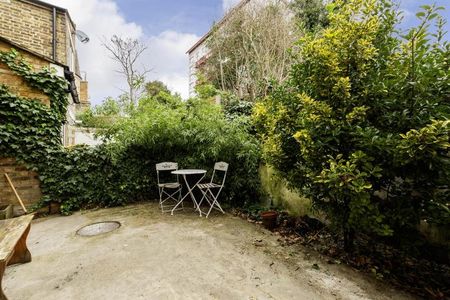 4 bedroom house located a short walk to Stoke Newington Station - Photo 4