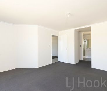 LARGE FAMILY HOME OPPOSITE PARK - Photo 2
