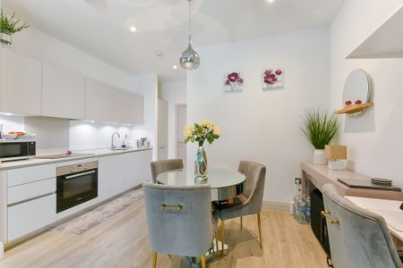 Chiswick High Road, W4, London - Photo 3