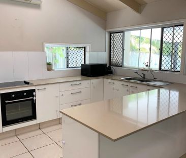 Minutes to Beach & Shops - Photo 4