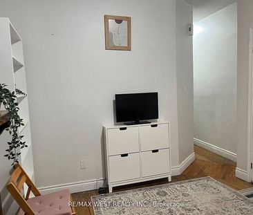 CUTE AND CHARMING 1 BED MAIN FLR WATER AND HEAT UTILITY INCLD - Photo 3