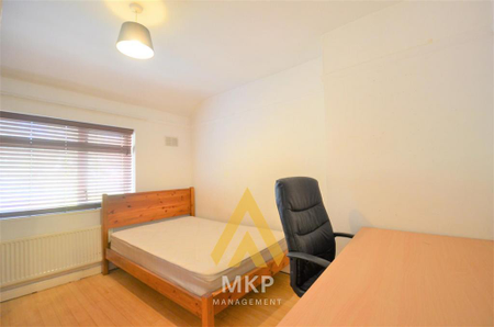 4 bedroom terraced house to rent - Photo 5