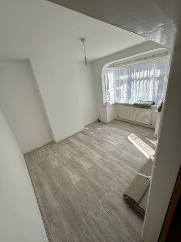 2 Bed Maisonette, Rothesay Avenue, SW20 - Photo 2