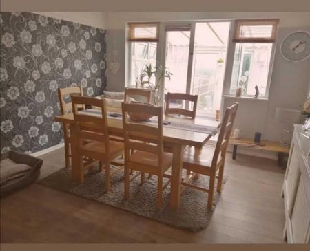 2 bedroom semi-detached bungalow to rent - Photo 2