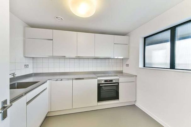 The rental price is based on a 12 month contract with one month free rent applied as credit in the 2nd month of your tenancy. The price without any offer is £2,740.00 PCM. - Photo 1