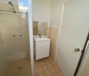 Spacious 3 Bedroom, 3 Bathroom Home Found In Quiet Block Of 4, Refu... - Photo 6