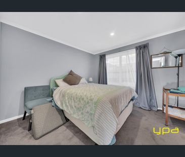 Spacious Family Home with Generous Driveway & Convenient Location - Photo 6