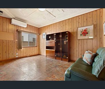CHARMING TWO BEDROOM HOME! - Photo 1