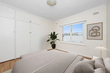 TWO BEDROOM IN QUIET BLOCK - Photo 4
