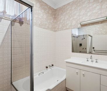 Charming home in family friendly location. - Photo 2