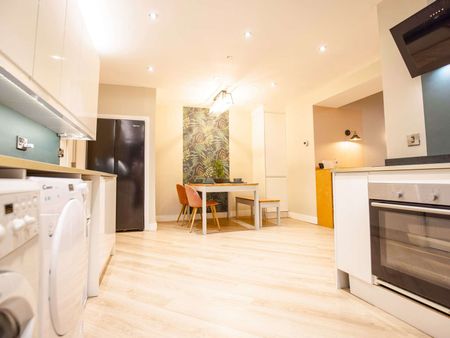 UK Award Winning, exceptionally high standard, design-led, immaculate, quiet but friendly & sociable shared home in prime location, close to Chester City Centre, transport, good shops and leisure. Room 4 - Photo 4