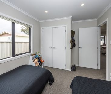 Modern Home: 2 Bedrooms and 2 Bathrooms - Photo 4