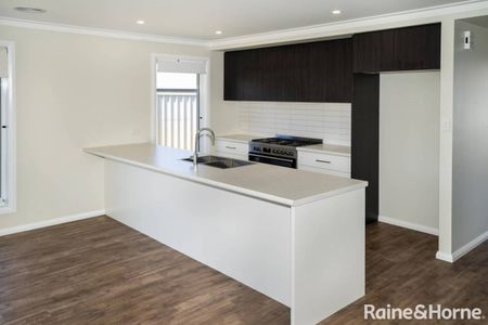 MODERN PROEPRTY IN STUNNING SUBURB - Photo 5
