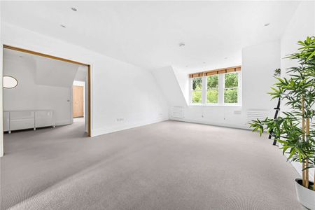 Three bedroom penthouse situated on a popular tree-lined road - Photo 2