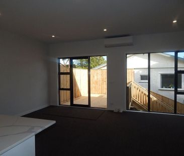 House close to the shop - Photo 2