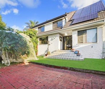 Grand Family Living in a Tranquil Cul-de-Sac - Photo 6