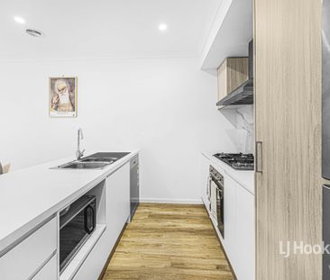 22 Trentino Grove, Fraser Rise VIC, Belconnen - Photo 6