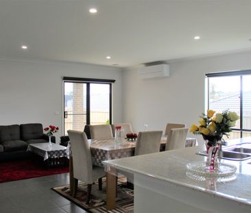LUXURIOUS FAMILY HOME!!! - Photo 2
