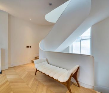 An exquisitely refurbished three bedroom Kensington townhouse, combining refined contemporary design with elegant period proportions, moments from Kensington Palace. - Photo 2