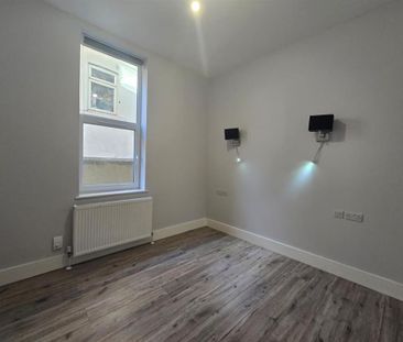 3 bedroom flat to rent - Photo 3