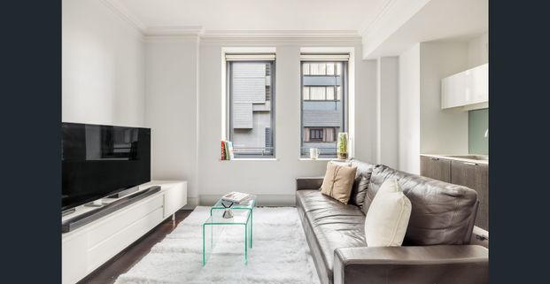 Renovated Art Deco sophistication in The Hampton - Photo 1