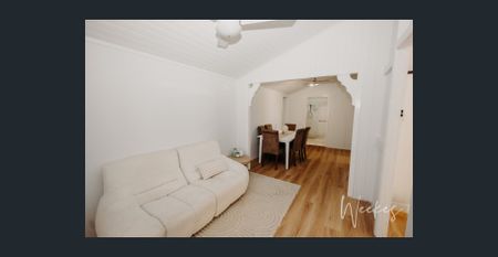 RICH CHARM WITH AN INNER CITY LANDMARK - Photo 2