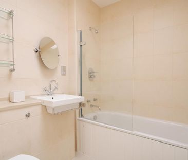 2 bedroom mews to rent - Photo 6