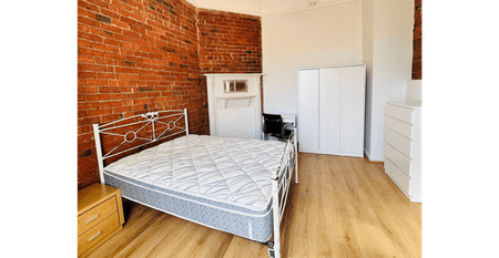 Chic 4-Bedroom Urban Retreat in South Yarra - Proximity to CBD, Trendy Shops & Lush Parks - Photo 4