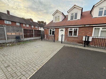 4 bedroom semi-detached house to rent - Photo 3